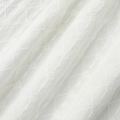 Détail macro du tissu brodé blanc avec motifs de losanges et petits cœurs ajourés - S / Blanc (100% Coton)