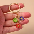 Llavero dorado con colgantes de margaritas de esmalte en verde, rojo y morado - Rojo/Morado/Verde