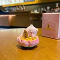 Figura de cerdito Buda rosa en loto con lingote de oro y caja de regalo para escritorio - La armonía trae riqueza (Placa de loto)