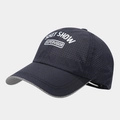 Détail de la casquette de baseball en mesh bleu foncé avec slogan SHIT SHOW SUPERVISOR - Réglable / Bleu marine