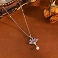Collier feuille de ginkgo argenté avec pierres roses et une perle blanche - Collier Feuille de Ginkgo Argentée Zircon Rose