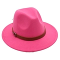 Detalle de un sombrero fedora de fieltro rojo rosa con un cinturón decorativo de cuero marrón - M(56-58cm) / Rosa Rojo