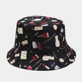 Détail d'un chapeau bob noir avec des imprimés cosmétiques comme du rouge à lèvres et parfum - M (56-58cm) / Noir