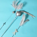 Juego de tres varitas interactivas para gatos con plumas grises, pompones y cascabel - Juego de 3 Varitas para Gato Gris