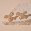 Detailansicht goldener Schmetterling Ohrstecker mit Zirkonia auf einem Naturstein - Goldene Zirkon Schmetterling Ohrstecker / Gold