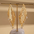 Pendientes de malla bañados en oro de 18K con circonitas de gota en base mármol - Dorado