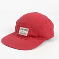 Detalle de gorra 5-panel en lona roja con parche de marca bordado en color blanco - Ajustable / Rojo