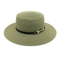 Détail d'un chapeau de paille vert sauge avec ruban en cuir noir et boucle dorée - Vert Militaire
