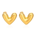 Pendientes de corazón hueco en acero inoxidable chapado en oro 18K sobre fondo blanco - Dorado