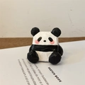Gros plan du repose-stylo panda en bois sculpté à la main avec finition texturée - Panda Boule de Riz