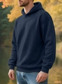 Détail d'un sweat à capuche en maille bleu marine pour homme avec texture torsadée épaisse - S / Bleu marine