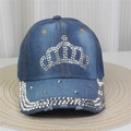 Gros plan détaillé du motif couronne en strass sur la casquette de baseball en jean - No.8-Couronne Strass-Bleu