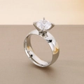 Detailopname van een zilveren roestvrijstalen ring met een ronde zirkonia steen - US 6 / Stalen Damesstijl Met Zirkonia (KR43456-K)