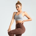 Set aus hellgrauem Sport-BH mit Kreuzrücken und dunkelbrauner Yoga-Hose - S / Mondsteingrau
