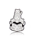 Pin de esmalte de niña leyendo un libro con gatos y el texto 'How to be Cute' - CC263-Niña con Libros y Gatos