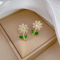 Elegante bloemknop oorbellen met geel en groen zirkonia in een luxe sieradendoosje - Madeliefje Oorbellen (J328)