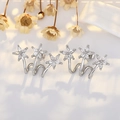 Silberne Ohrklemme mit drei Blumen und funkelnden Kristallen im floralen Design - Weißgold
