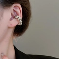Dettaglio del ear cuff minimalista con perline argentate indossato sulla cartilagine - Orecchini a clip (1 paio) / Argento
