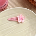 Rosa Kirschblüten-Haarspange mit Harzblütenblättern und gelben Staubgefäßen auf BB-Clip - Kirschblüten BB-Clip