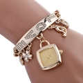 Montre-bracelet à quartz dorée élégante avec cadran carré et breloques trèfle femme - Montre Bracelet à Breloque Trèfle Dorée (101)