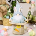 Gnomo pasquale celeste con orecchie da coniglio e dettagli di carota su base - Bambola Gnomo Maschio di Pasqua