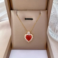 Collar de acero de titanio con corazón rojo y diamantes en una caja de joyería beige - Estilo De Corazón Rojo (G306)