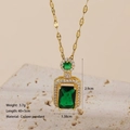Collana dorata in acciaio al titanio con zircone verde taglio smeraldo e cristalli - Collana di Smeraldo