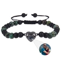 Dettaglio del bracciale con proiezione a cuore, perline nere e pietre naturali verdi - Pino Africano + Pietra Opaca (WB1039-4)
