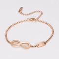 Primer plano de la pulsera infinito en oro rosa con colgante Love y cristales finos - Oro rosa
