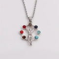 Detailaufnahme der Chakra-Halskette mit Yoga-Figur und sieben Edelsteinen in Silberoptik - Yoga-Figuren-Stil (ANSN00134)
