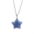 Dettaglio del ciondolo a pentagramma in cristallo blu naturale con catena in metallo - Aventurina Blu