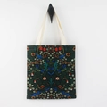 Tragetasche aus Segeltuch mit William Morris Blumenmuster an einer weißen Wand - Dunkelgrüne Vintage-Blumen