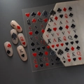 Gros plan de stickers 5D pour ongles poker avec des motifs de cœur et pique rouges et noirs - Style Classique de Jeu de Poker (FEB-900)