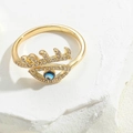 Detail eines goldenen Rings mit blauem Zirkonia-Auge auf weißem Steinblock - Königsblaue Emaille (JZ0999-4)