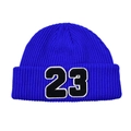 Detalle del gorro de punto acanalado azul real con parche bordado del número 23 en el borde - Sombrero Azul - Letras Negras