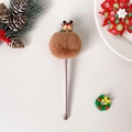 Dettaglio di penna natalizia con pompon di renna in pelliccia e decorazioni festive - Renna Marrone