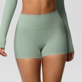 Dettaglio ravvicinato dei pantaloncini da yoga a vita alta in verde salvia senza cuciture - S / Verde Basilico