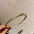Serre-tête fin en satin doré minimaliste dans un style vintage français élégant - Khaki vert