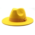 Primer plano de sombrero fedora de lana amarillo con ala ancha y detalle de lazo - M (56-58cm) / Amarillo