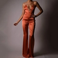 Elegante tuta in raso arancione con profondo scollo a V e pantaloni a gamba larga - L / Arancione