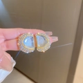 Detailopname van een luxe D-vormige gouden oorbel met kristallen en een blauwe steen - Witte Zirkoon Letter Stijl (3# 925 Sterling Zilveren Oorknopjes - Witte Zirkoon Letter)