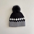 Dettaglio del berretto in maglia con pompon nero e motivo geometrico a rombi - 2-5 Anni / Nero