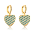 Detailopname van 18K goud hart oorbellen met blauw emaille en fonkelende zirkoon steentjes - Blauw