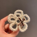 Eleganter Organza Blumen Haarklammer mit weißen Perlen und kleiner brauner Schleife - Cremeweiße Blume mit Herzschleife Haarklammer