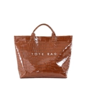 Bolso tote marrón con estampado de cocodrilo y gran texto blanco de estilo minimalista - Marrón