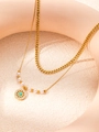 Dettaglio collana doppia dorata con pendente turchese, perle e catena a maglia cubana - Collana Piastra Rotonda di Perle Oro