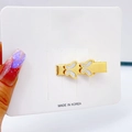 Primer plano de pinza para el cabello de mariposa de metal dorado con detalle blanco - Mariposa Blanca de 3.5cm