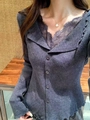 Détail d'un gilet en maille ajusté avec col en V en dentelle et texture à côtes verticales - S / Gris