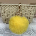 Llavero de piel de conejo sintética amarillo brillante con mosquetón dorado - Amarillo