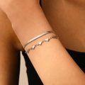 Gros plan d'un bracelet double épaisseur en acier inoxydable argenté avec breloques cœur - Bracelet à Lame Double Couche Coeur Acier (T203#2)